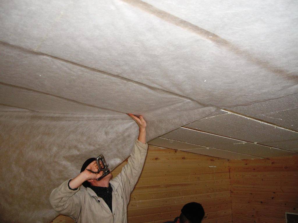Нужна ли пароизоляция при утеплении минватой потолка?