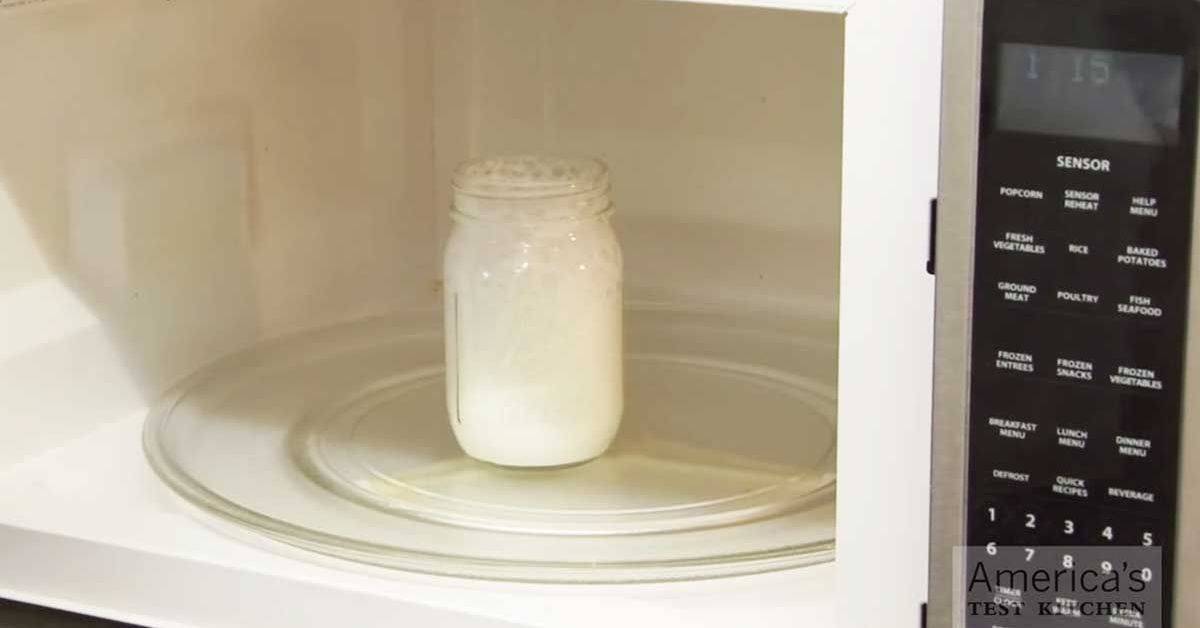 Можно ли греть молоко в микроволновке: порядок действий, советы, отзывы