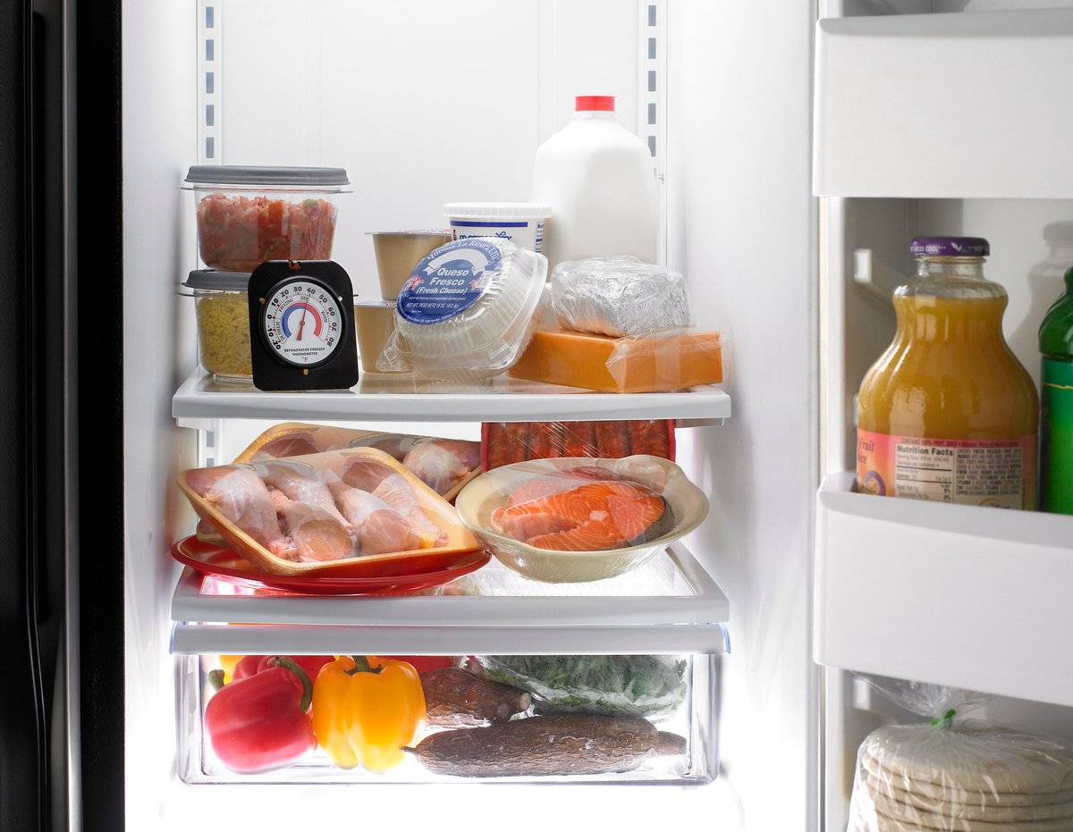 Даже сливочное масло: какие продукты неправильно хранить в холодильнике