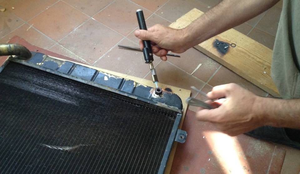 Как устранить течь радиатора,  способы ремонта.