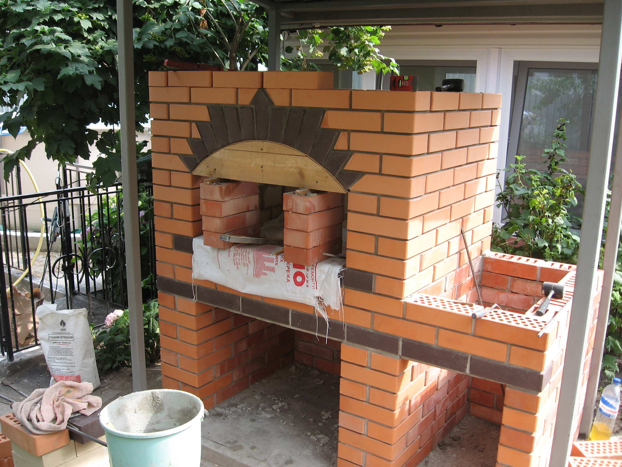 Уличный садовый камин-печь из кирпича для дачи своими руками: фото и видео, как сделать