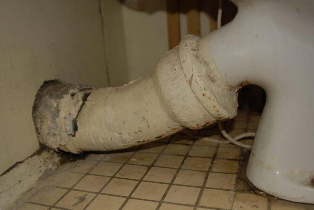 Как устранить течь канализации: течет канализационная труба в туалете, чем заделать течь чугунной и пластиковой канализации, течет стык, герметизация, чем замазать стык, если протекает канализационный стояк