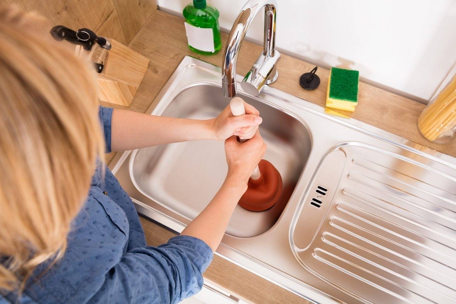 Как прочистить засор в ванной: в домашних условиях, без вантуза, подручными средствами