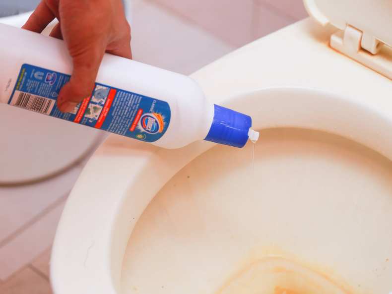 Как очистить унитаз от мочевого камня и известкового налета в домашних условиях: эффективные метода, профилактика
