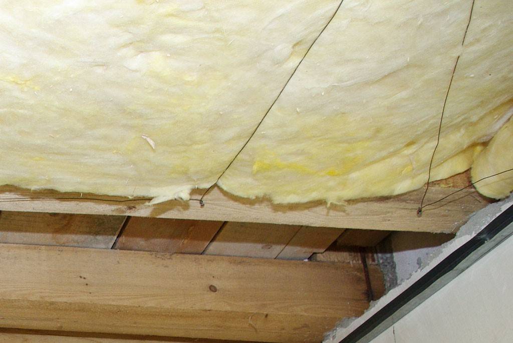Утеплитель для потолка в деревянном доме: какой материал лучше выбрать, советы от прорабов