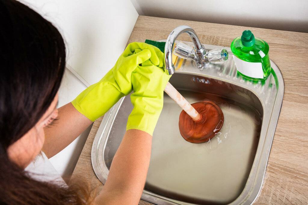 Как прочистить унитаз от засора в домашних условиях вантузом, сантехническим тросом, пластиковой бутылкой, бытовой химией