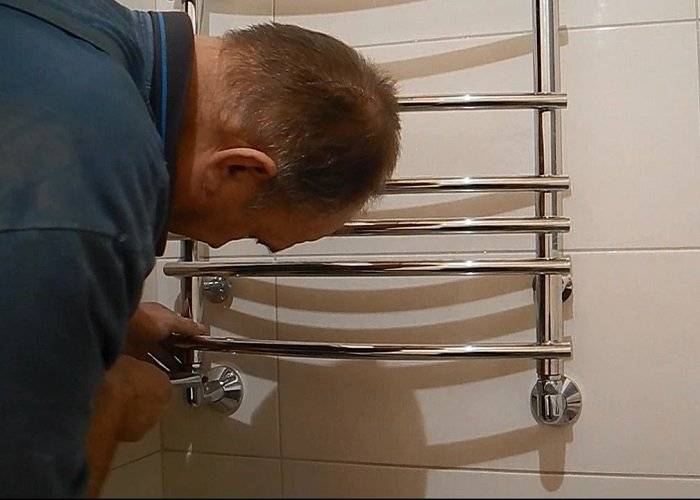 Как снять полотенцесушитель: порядок работ. замена водяного полотенцесушителя в ванной