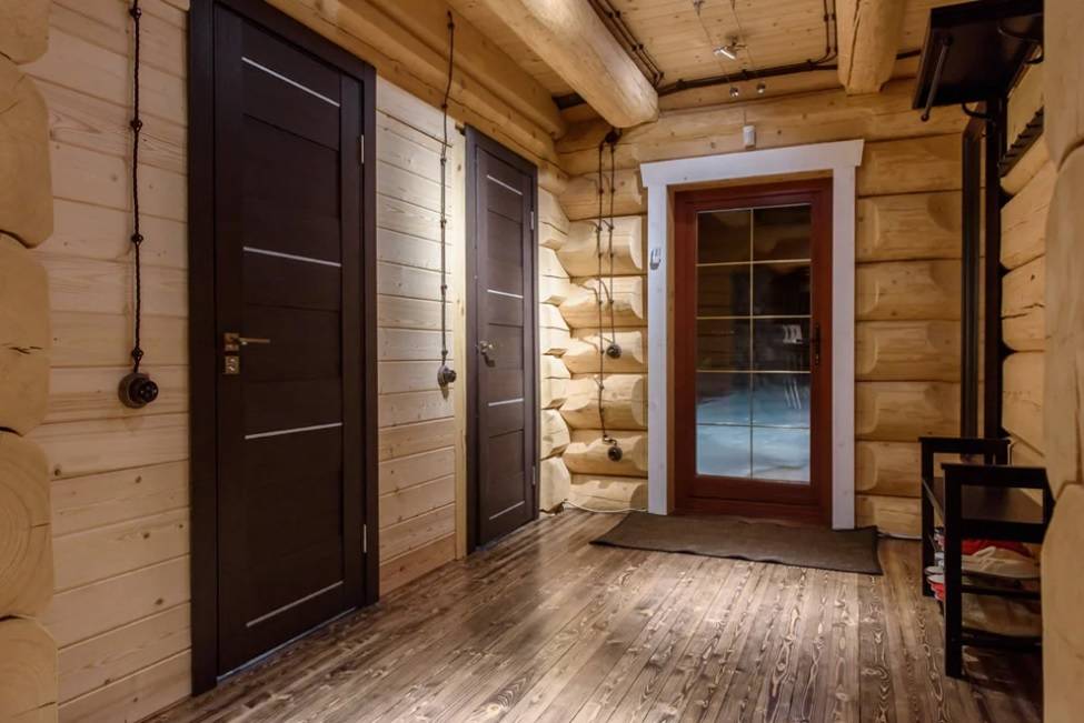 Металлические или деревянные - какие двери лучше?